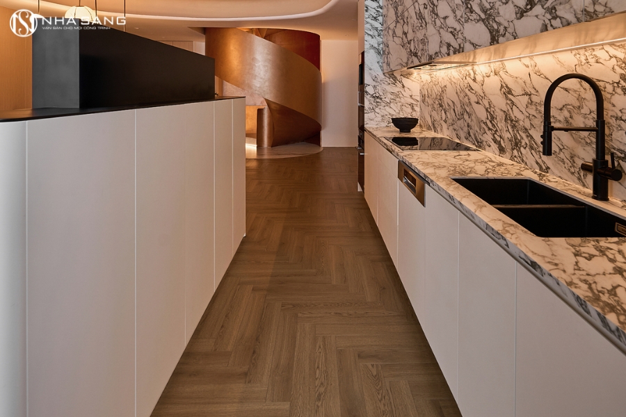 Thi Công Sàn Gỗ Floorbit HB12-09 Cho Duplex Huỳnh Thúc Kháng